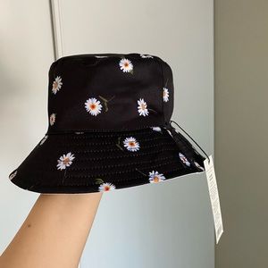 Reversible bucket hat
